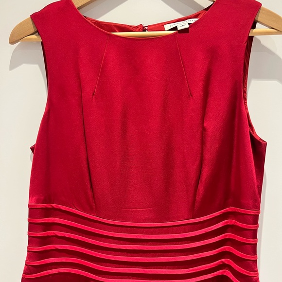 ♥️ Beautiful satin knee length dress with unique pleating pattern - Picture 4 of 10